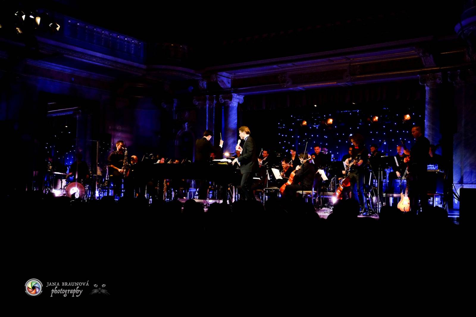 Ondřej Brzobohatý přivezl do Plzně symfonický orchestr. Zpíval i Eltona Johna nebo seriálové hity