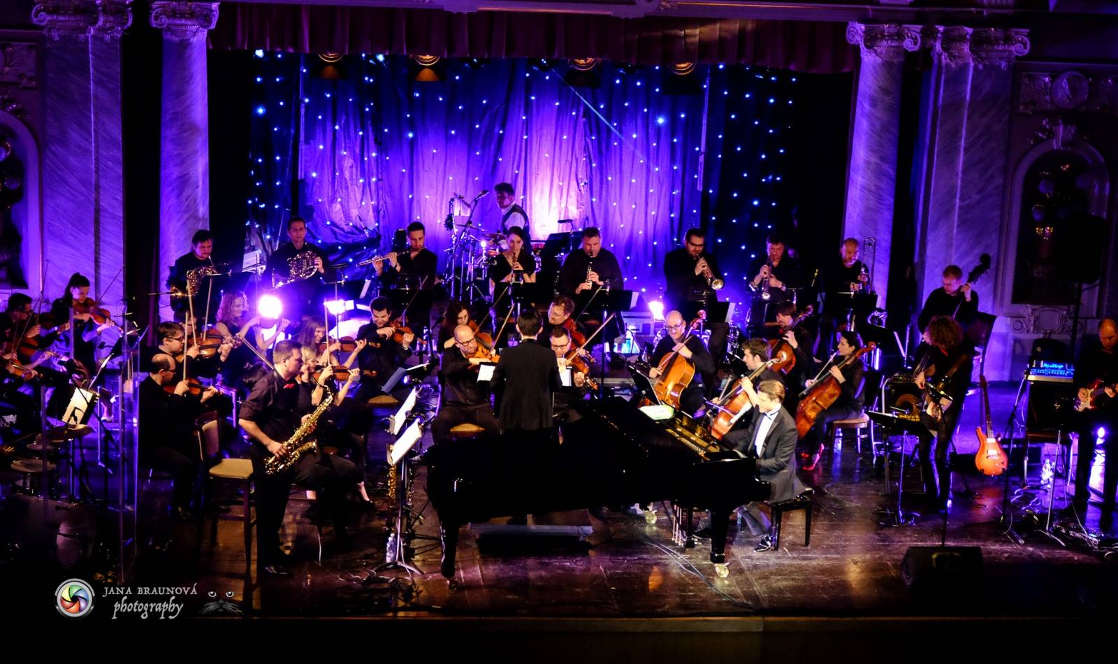 Ondřej Brzobohatý přivezl do Plzně symfonický orchestr. Zpíval i Eltona Johna nebo seriálové hity