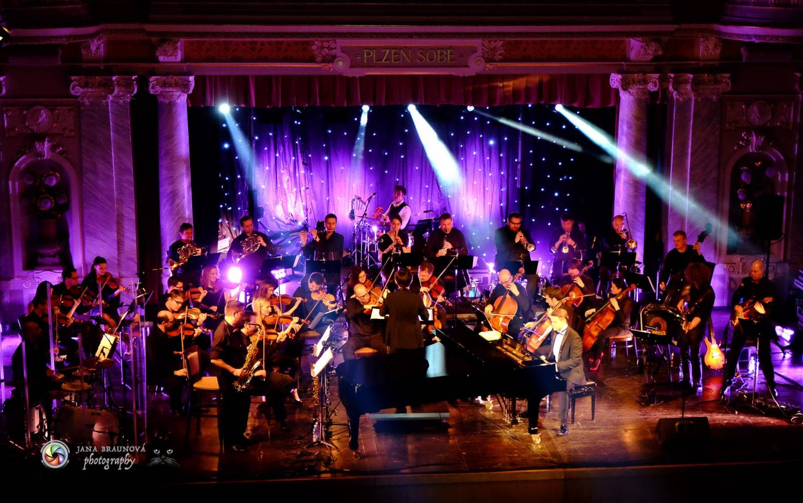 Ondřej Brzobohatý přivezl do Plzně symfonický orchestr. Zpíval i Eltona Johna nebo seriálové hity