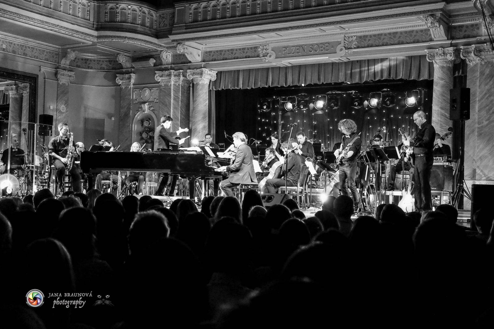 Ondřej Brzobohatý přivezl do Plzně symfonický orchestr. Zpíval i Eltona Johna nebo seriálové hity