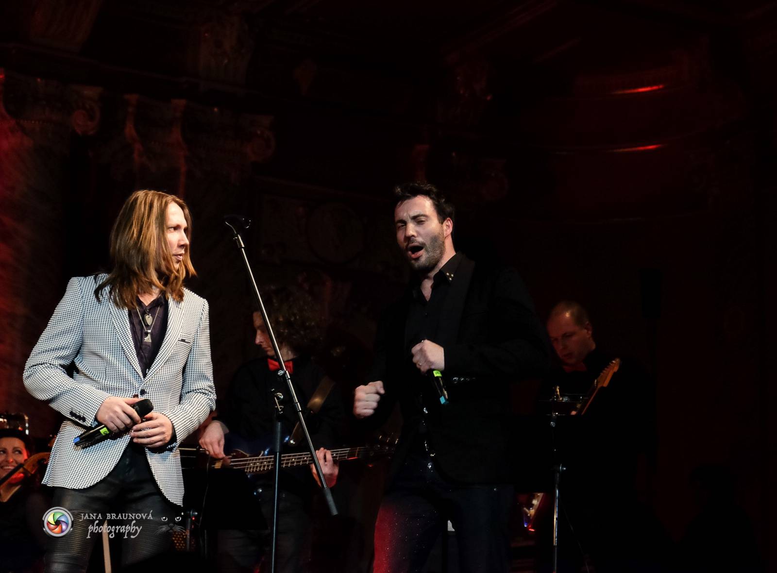 Ondřej Brzobohatý přivezl do Plzně symfonický orchestr. Zpíval i Eltona Johna nebo seriálové hity