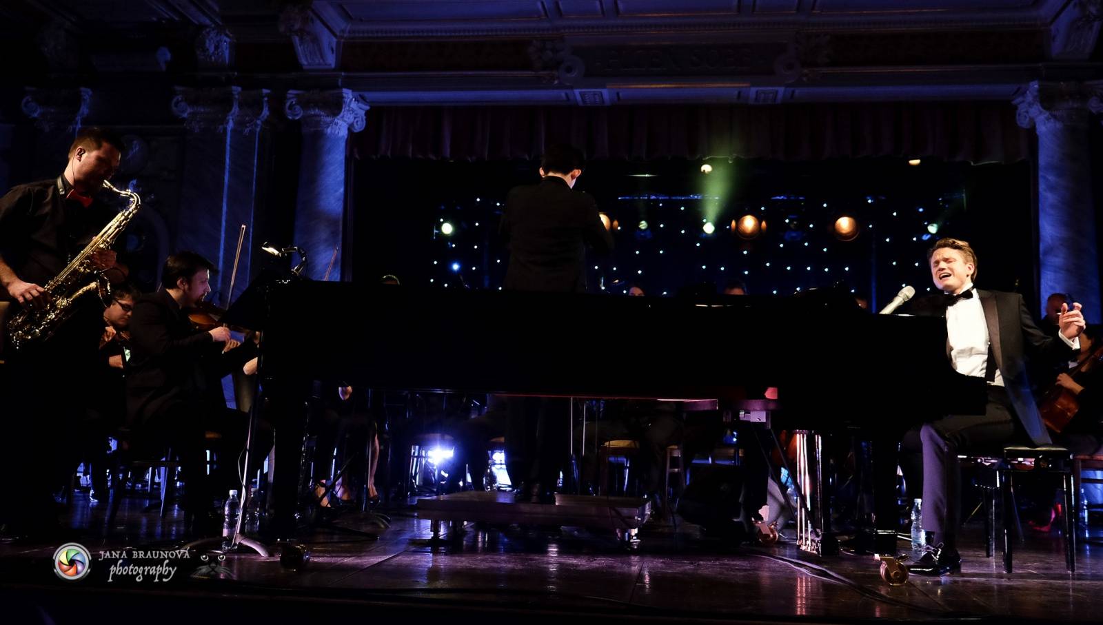 Ondřej Brzobohatý přivezl do Plzně symfonický orchestr. Zpíval i Eltona Johna nebo seriálové hity