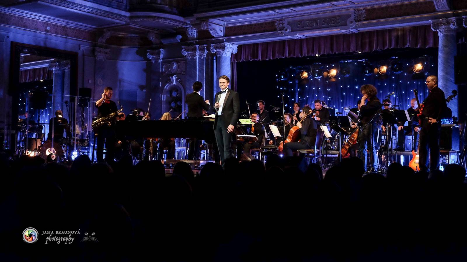 Ondřej Brzobohatý přivezl do Plzně symfonický orchestr. Zpíval i Eltona Johna nebo seriálové hity
