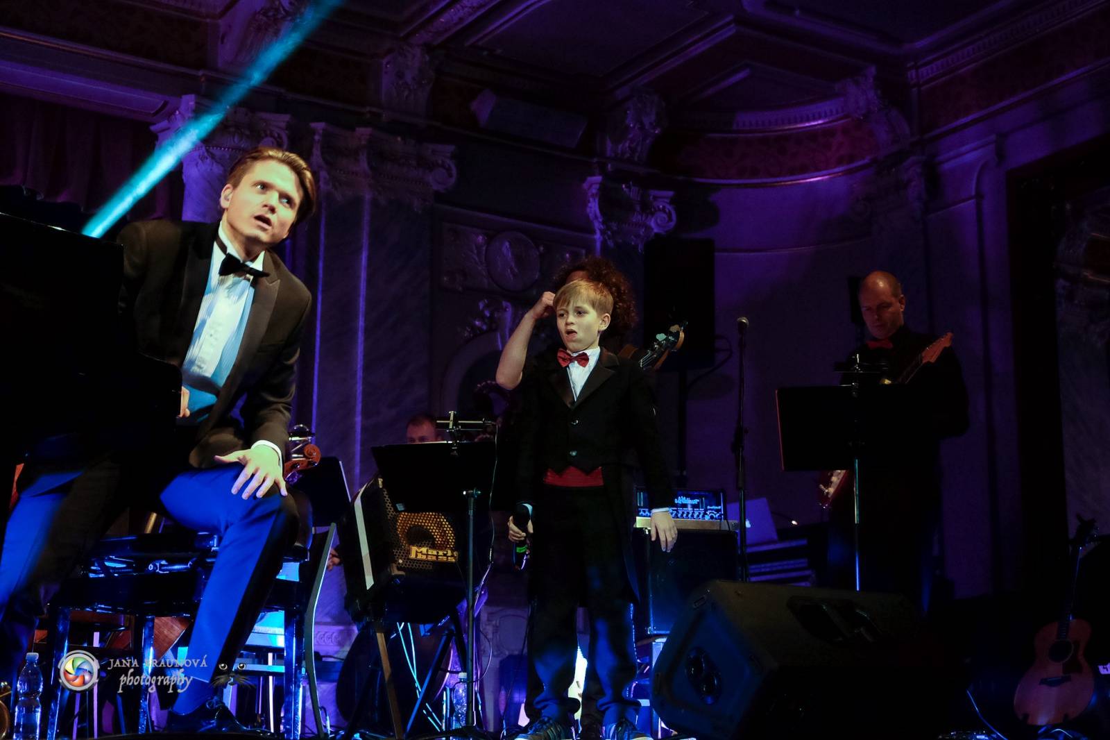 Ondřej Brzobohatý přivezl do Plzně symfonický orchestr. Zpíval i Eltona Johna nebo seriálové hity