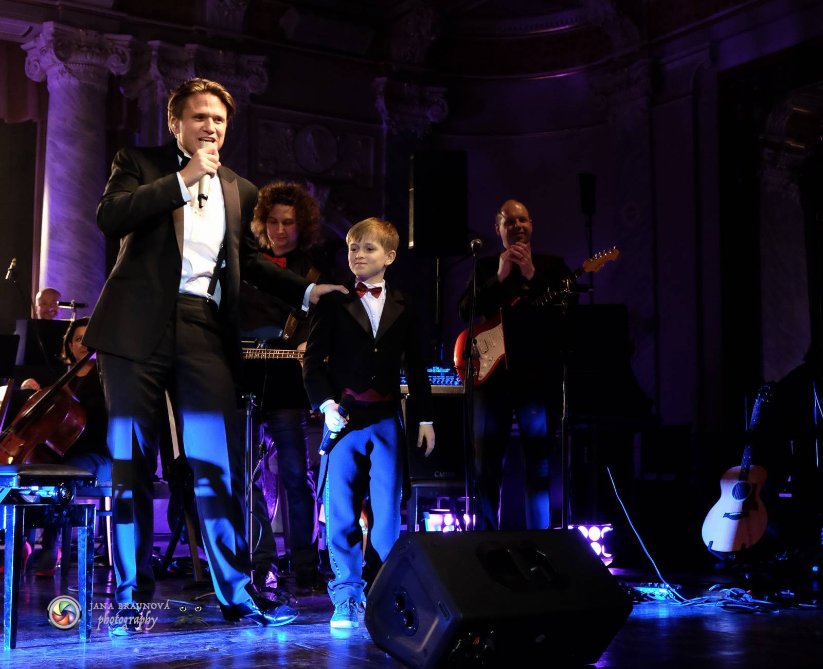 Ondřej Brzobohatý přivezl do Plzně symfonický orchestr. Zpíval i Eltona Johna nebo seriálové hity