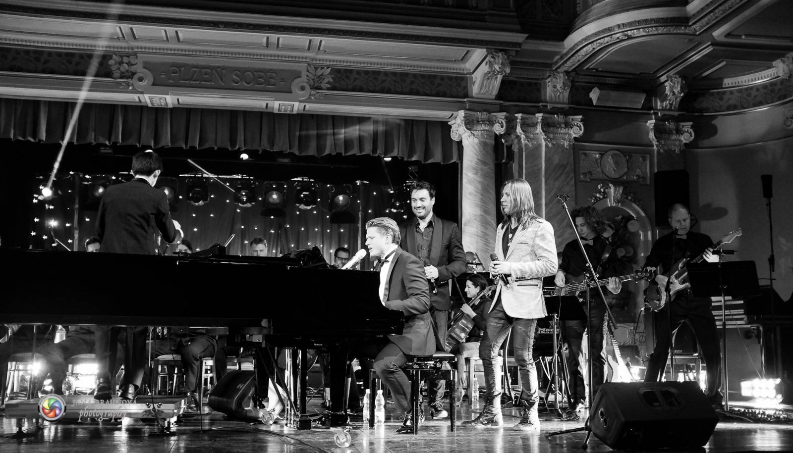 Ondřej Brzobohatý přivezl do Plzně symfonický orchestr. Zpíval i Eltona Johna nebo seriálové hity