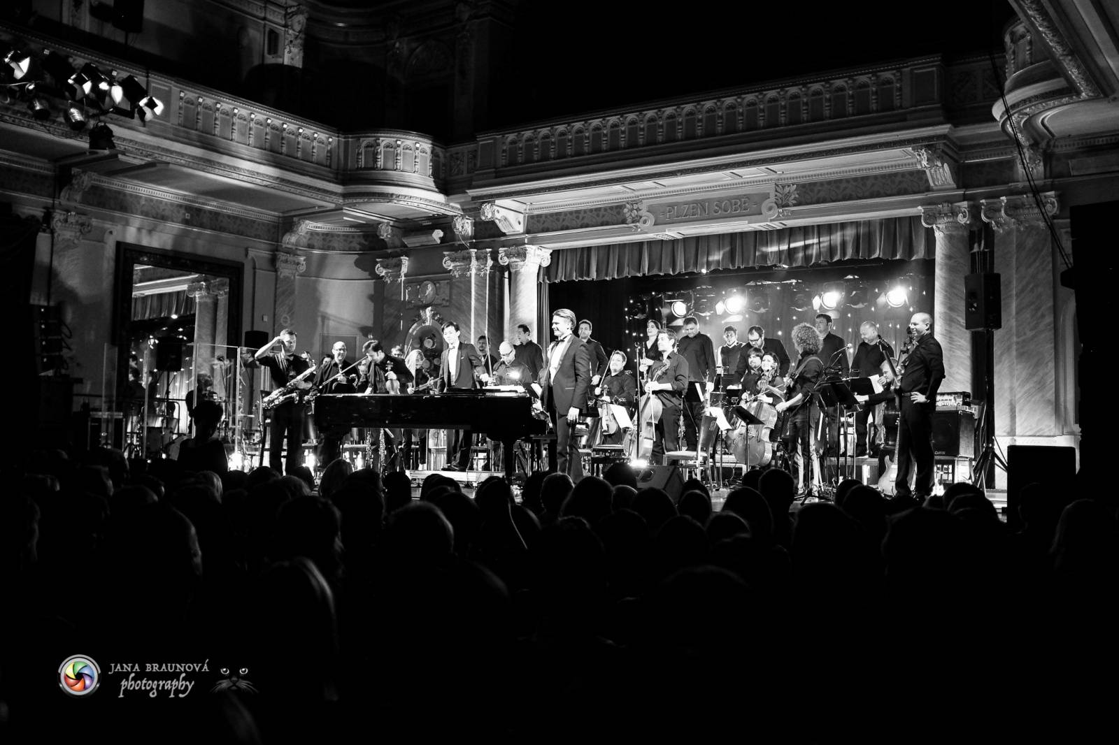 Ondřej Brzobohatý přivezl do Plzně symfonický orchestr. Zpíval i Eltona Johna nebo seriálové hity