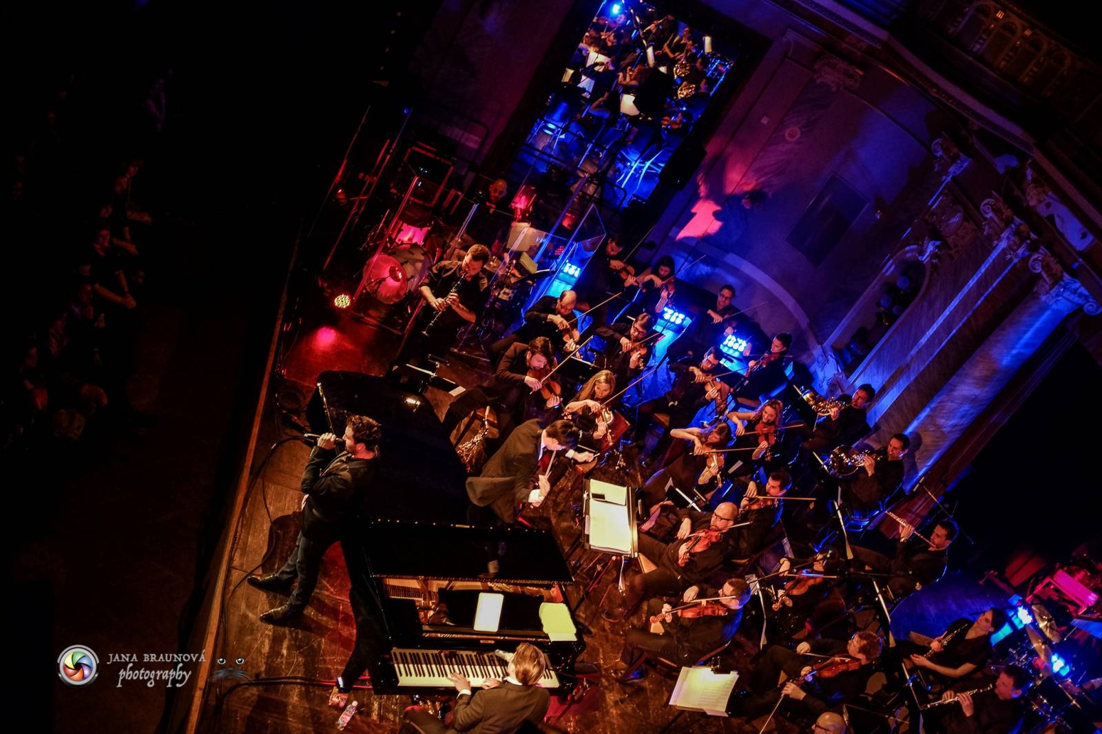 Ondřej Brzobohatý přivezl do Plzně symfonický orchestr. Zpíval i Eltona Johna nebo seriálové hity