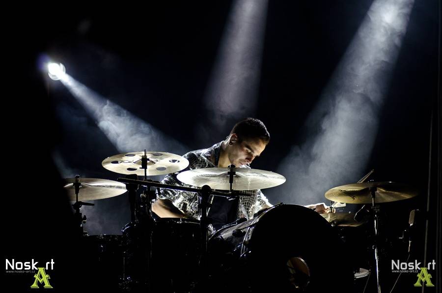 Mandrage ve Fóru Karlín: křest alba, nálož konfet a na závěr Dan Nekonečný