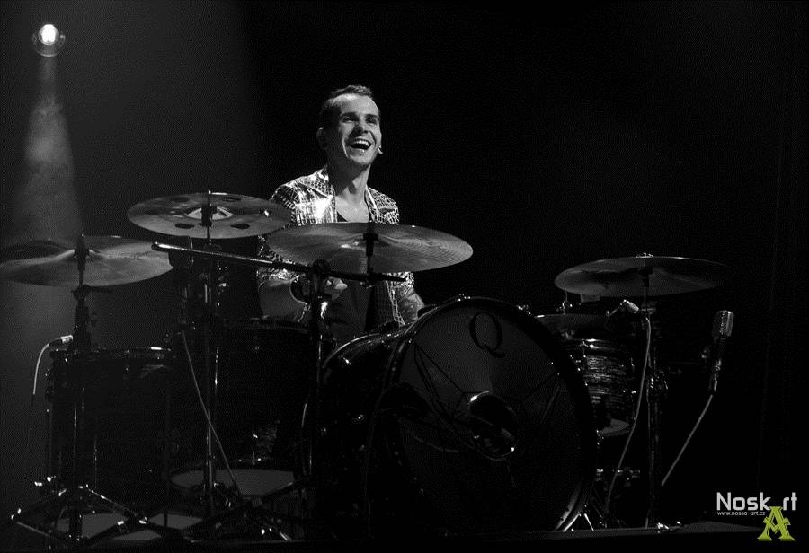 Mandrage ve Fóru Karlín: křest alba, nálož konfet a na závěr Dan Nekonečný