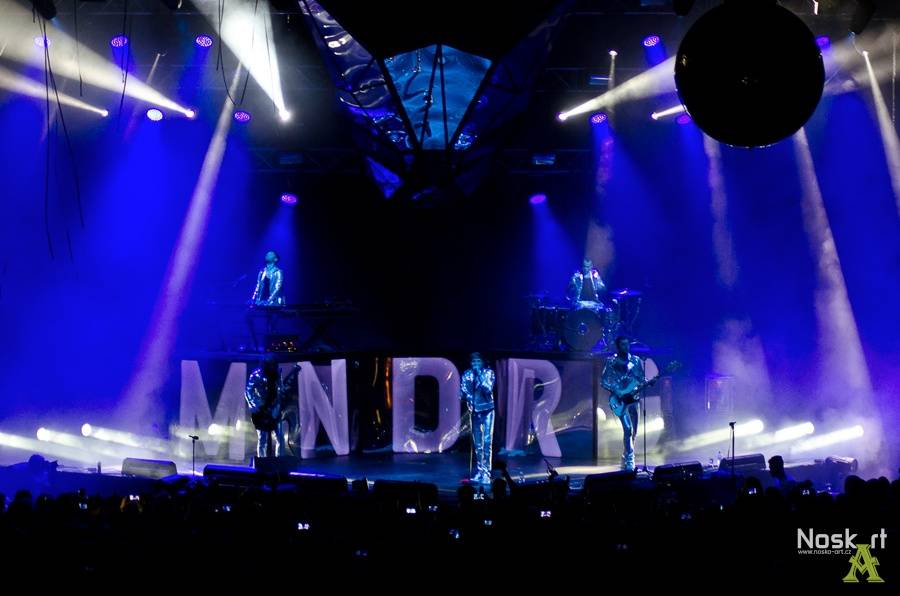 Mandrage ve Fóru Karlín: křest alba, nálož konfet a na závěr Dan Nekonečný