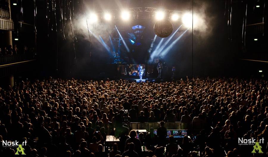 Mandrage ve Fóru Karlín: křest alba, nálož konfet a na závěr Dan Nekonečný