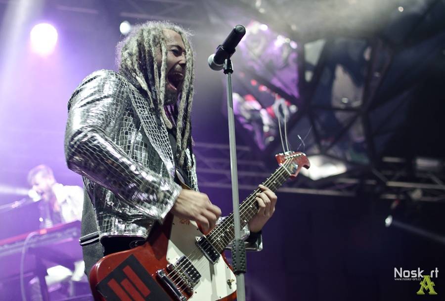 Mandrage ve Fóru Karlín: křest alba, nálož konfet a na závěr Dan Nekonečný