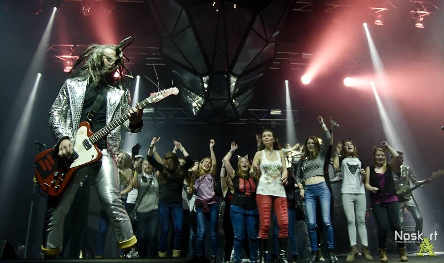 Mandrage ve Fóru Karlín: křest alba, nálož konfet a na závěr Dan Nekonečný