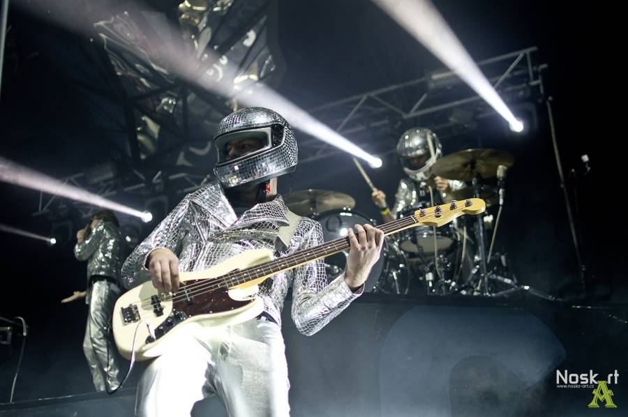 Mandrage ve Fóru Karlín: křest alba, nálož konfet a na závěr Dan Nekonečný