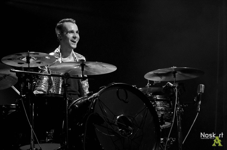 Mandrage ve Fóru Karlín: křest alba, nálož konfet a na závěr Dan Nekonečný