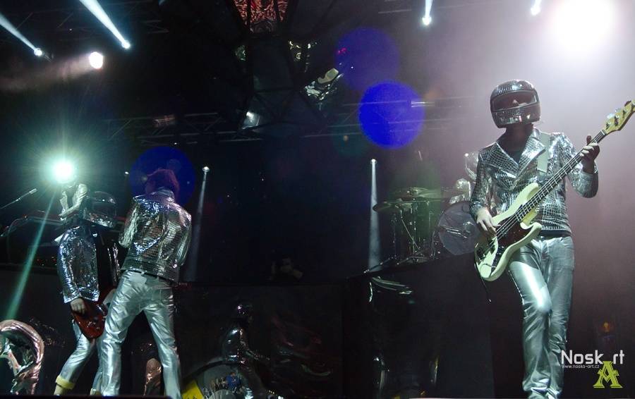 Mandrage ve Fóru Karlín: křest alba, nálož konfet a na závěr Dan Nekonečný