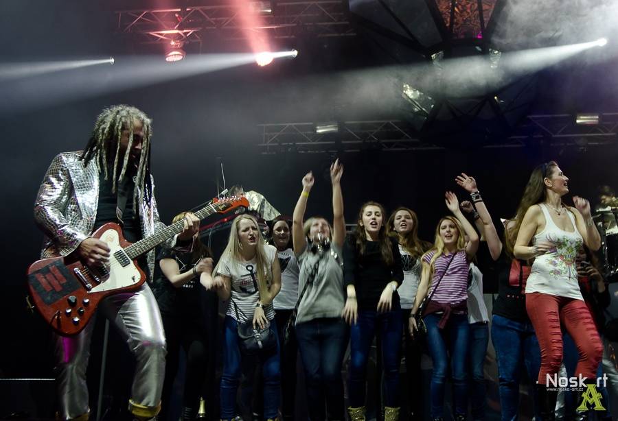 Mandrage ve Fóru Karlín: křest alba, nálož konfet a na závěr Dan Nekonečný