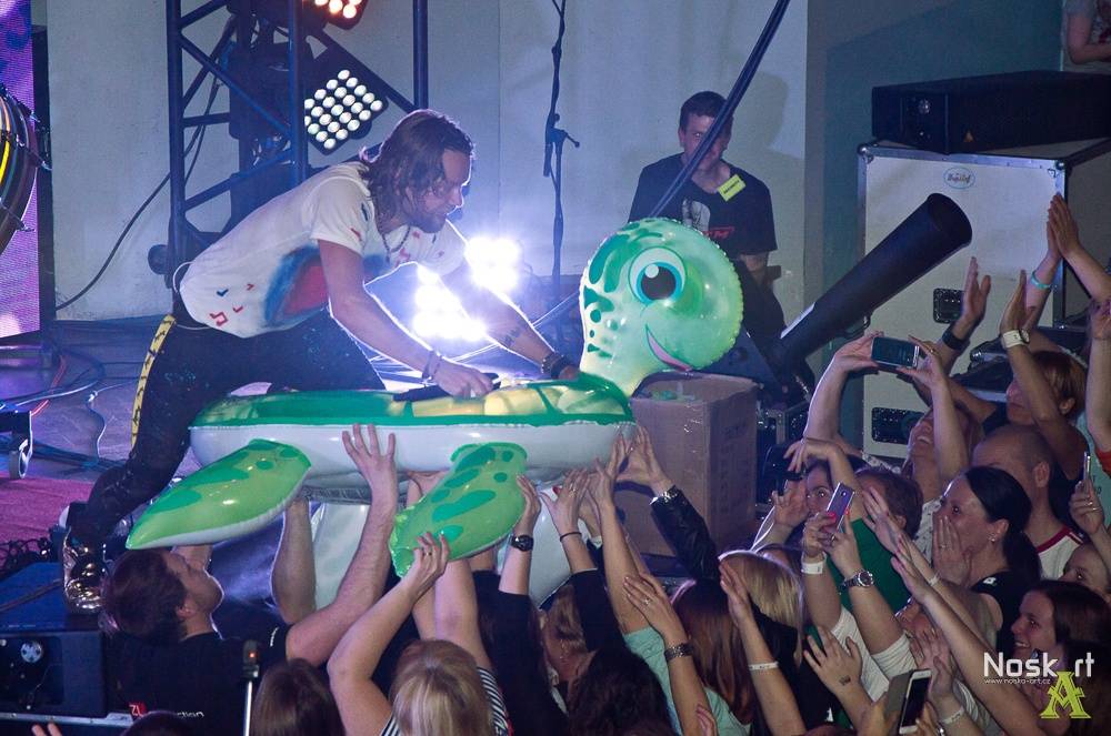 Kryštof: Poslední koncert turné Srdcebeat ve znamení Richarda Krajča na nafukovací želvičce