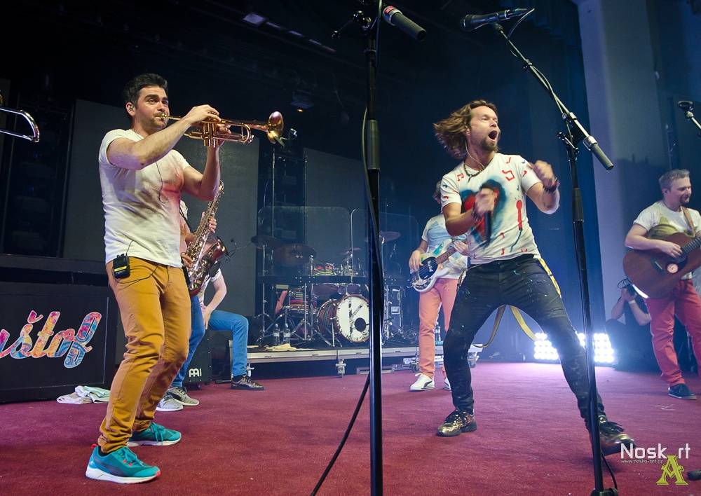 Kryštof: Poslední koncert turné Srdcebeat ve znamení Richarda Krajča na nafukovací želvičce