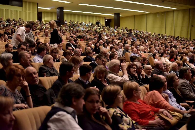 Charles Aznavour v jednadevadesáti konečně potěšil Prahu