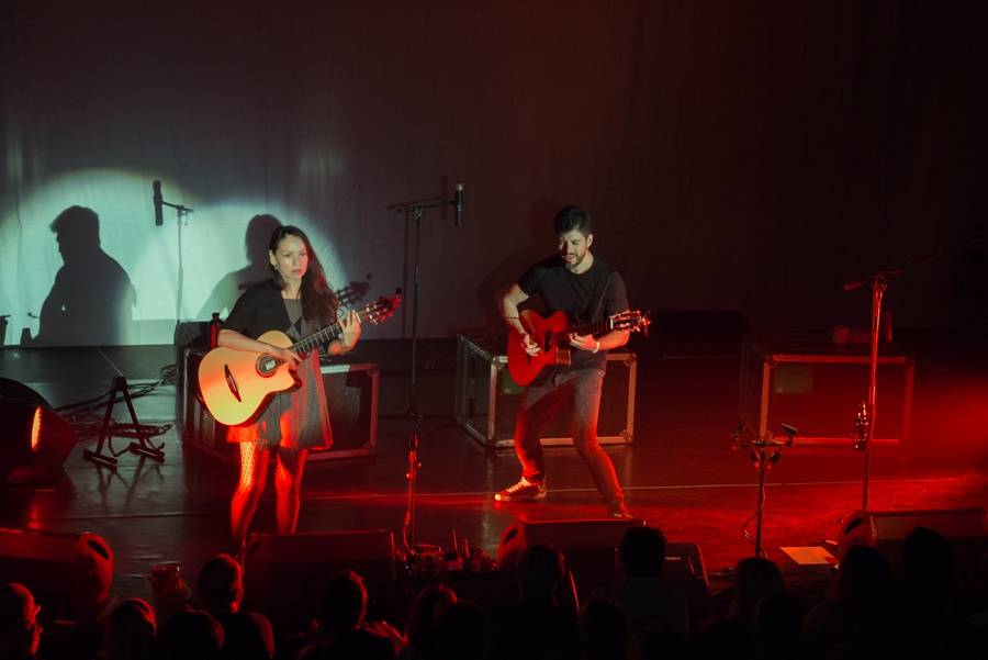 Mexické kytarové duo Rodrigo y Gabriela zaplnilo pražskou Archu energií