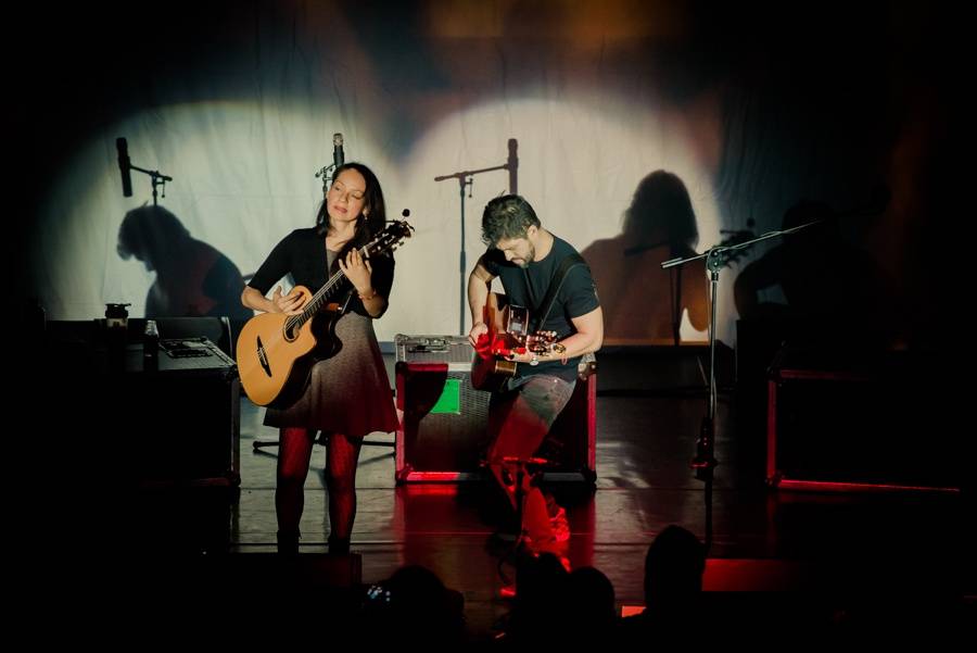 Mexické kytarové duo Rodrigo y Gabriela zaplnilo pražskou Archu energií