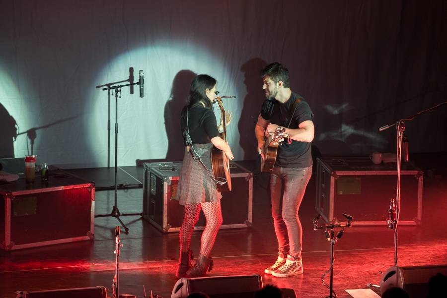 Mexické kytarové duo Rodrigo y Gabriela zaplnilo pražskou Archu energií