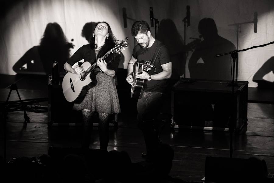 Mexické kytarové duo Rodrigo y Gabriela zaplnilo pražskou Archu energií