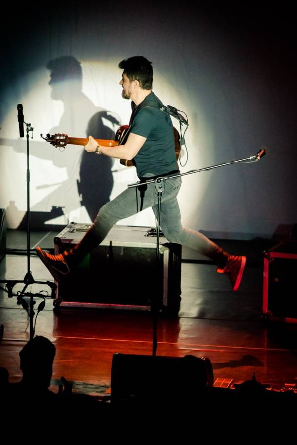Mexické kytarové duo Rodrigo y Gabriela zaplnilo pražskou Archu energií