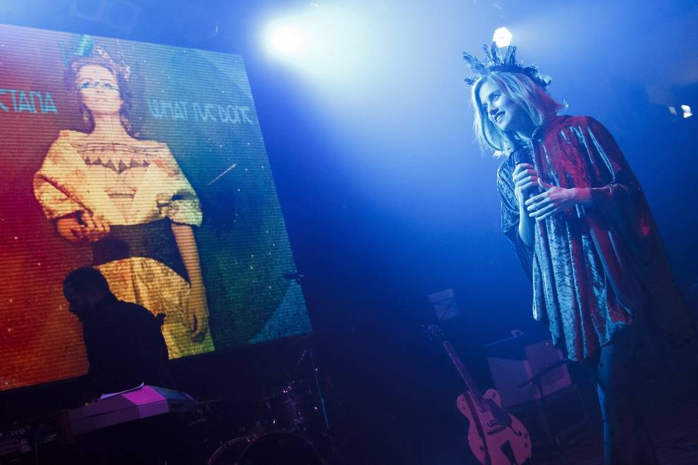 Emma Smetana pokřtila v Praze desku s pomocí Tata Bojs i Matěje Rupperta