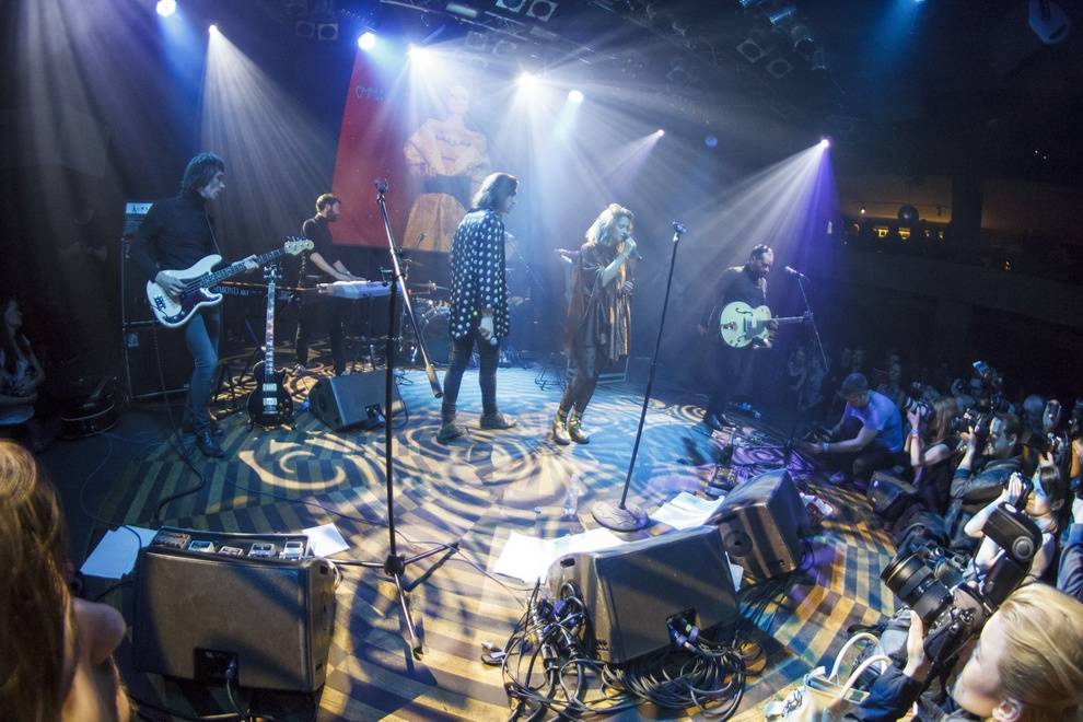 Emma Smetana pokřtila v Praze desku s pomocí Tata Bojs i Matěje Rupperta