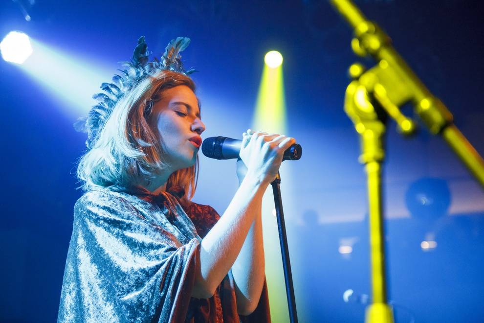 Emma Smetana pokřtila v Praze desku s pomocí Tata Bojs i Matěje Rupperta