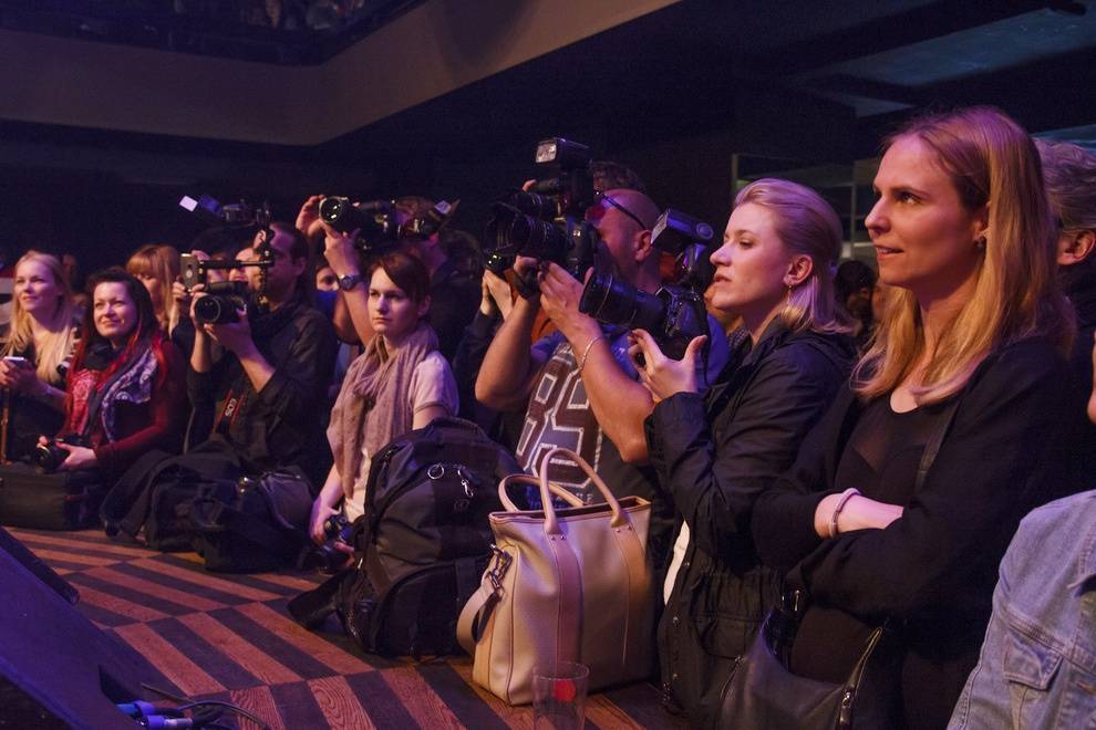 Emma Smetana pokřtila v Praze desku s pomocí Tata Bojs i Matěje Rupperta