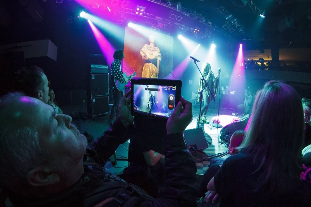 Emma Smetana pokřtila v Praze desku s pomocí Tata Bojs i Matěje Rupperta