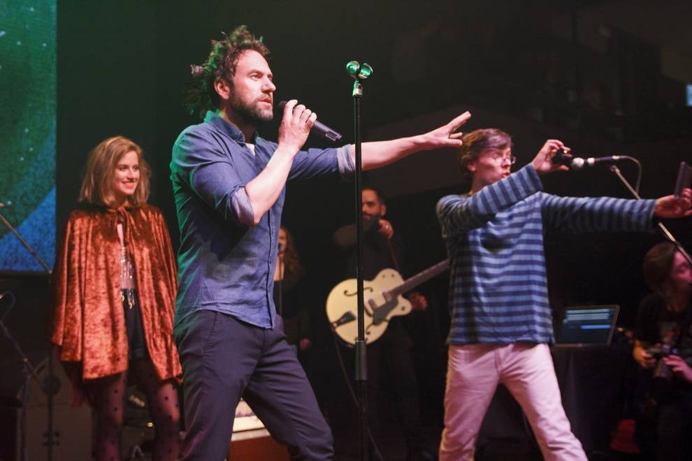 Emma Smetana pokřtila v Praze desku s pomocí Tata Bojs i Matěje Rupperta