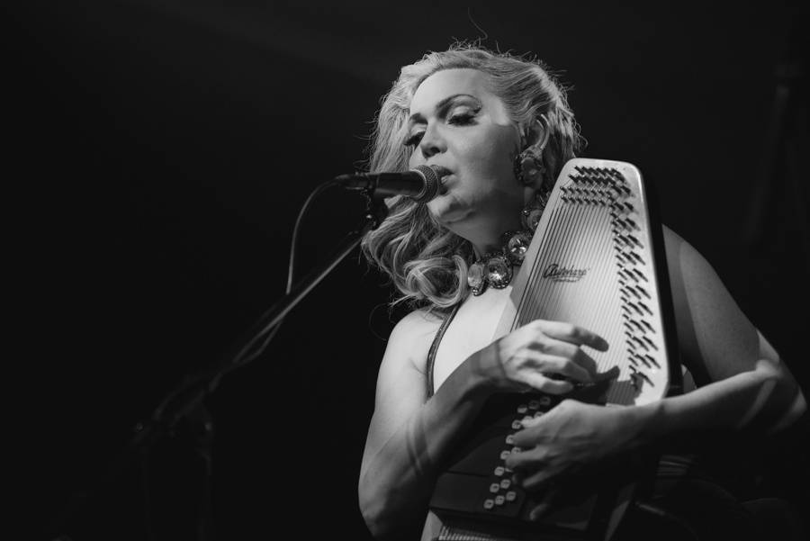 Patrick Wolf jako zpívající Godzilla v Roxy