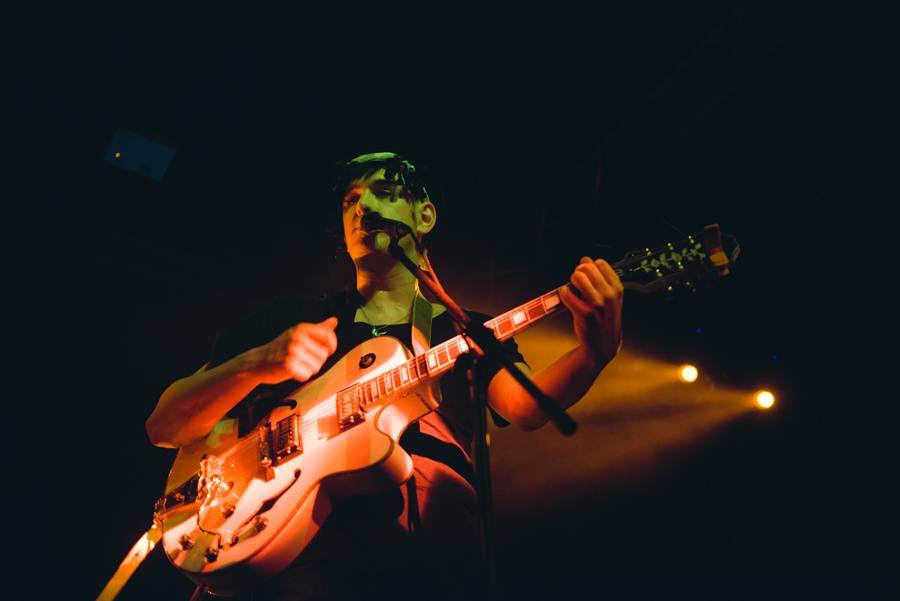 Patrick Wolf jako zpívající Godzilla v Roxy