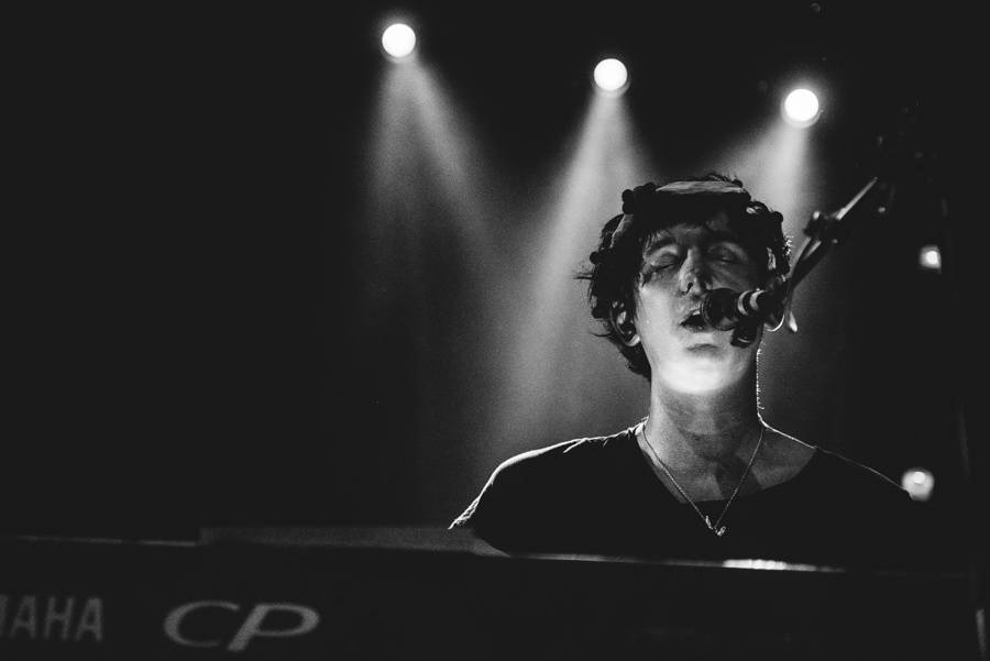 Patrick Wolf jako zpívající Godzilla v Roxy