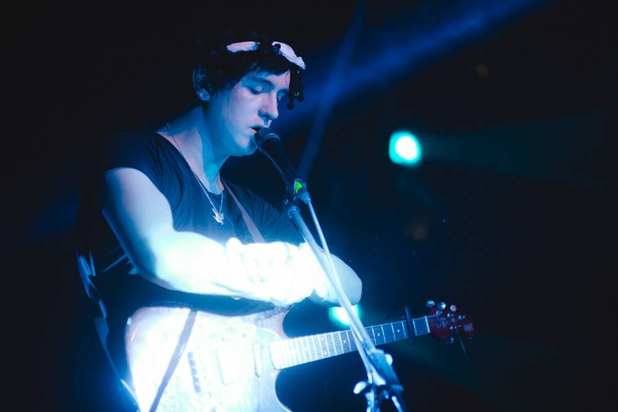 Patrick Wolf jako zpívající Godzilla v Roxy