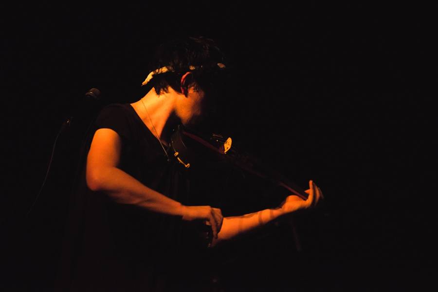 Patrick Wolf jako zpívající Godzilla v Roxy