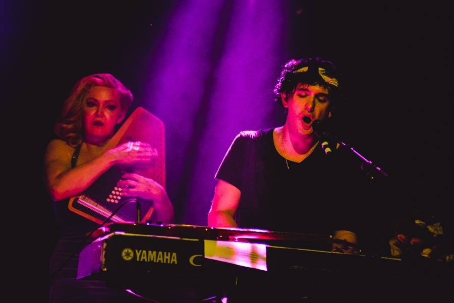 Patrick Wolf jako zpívající Godzilla v Roxy