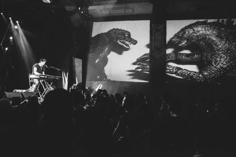 Patrick Wolf jako zpívající Godzilla v Roxy