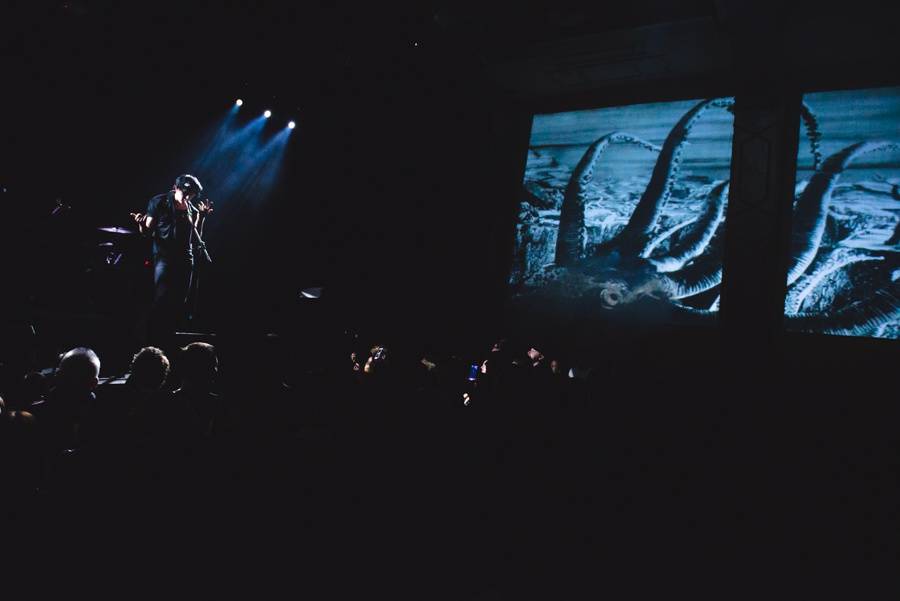 Patrick Wolf jako zpívající Godzilla v Roxy