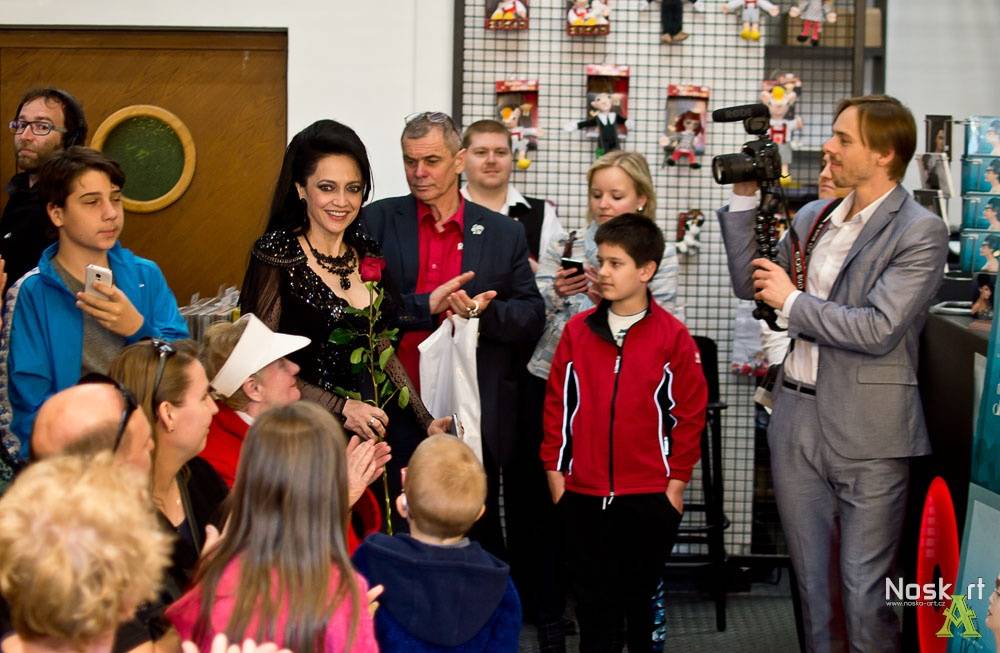 Lucie Bílá rozdávala autogramy v Praze: Podepisovala se vařečka i svatební tenisky