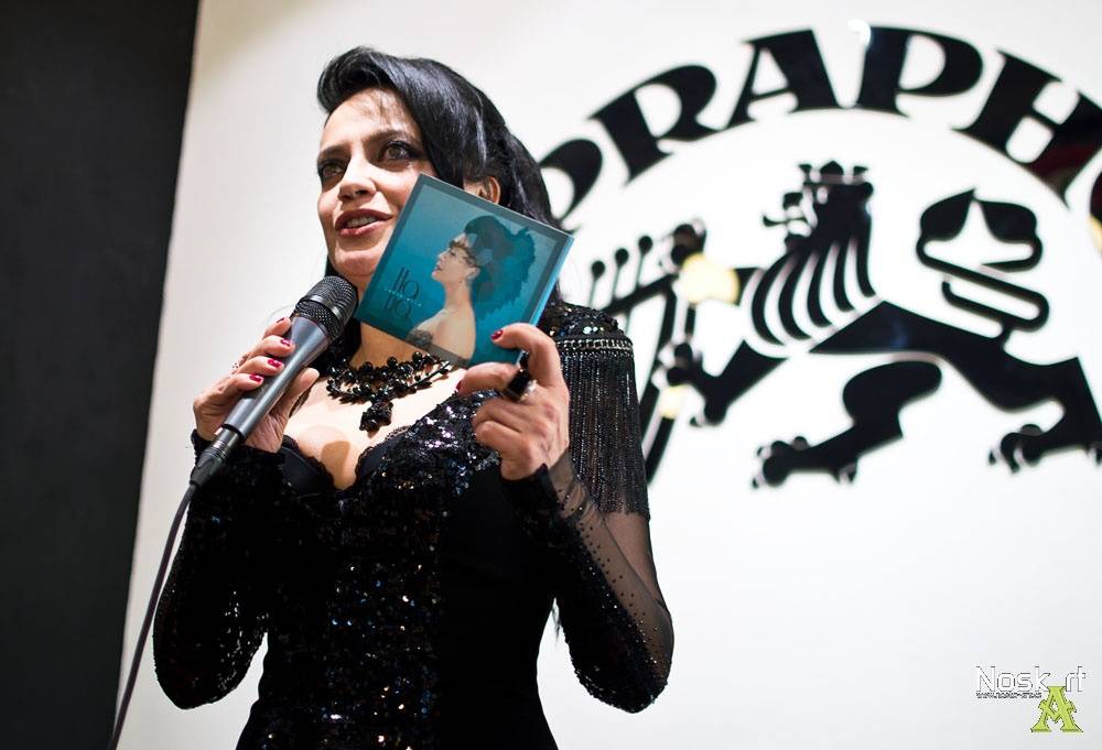 Lucie Bílá rozdávala autogramy v Praze: Podepisovala se vařečka i svatební tenisky