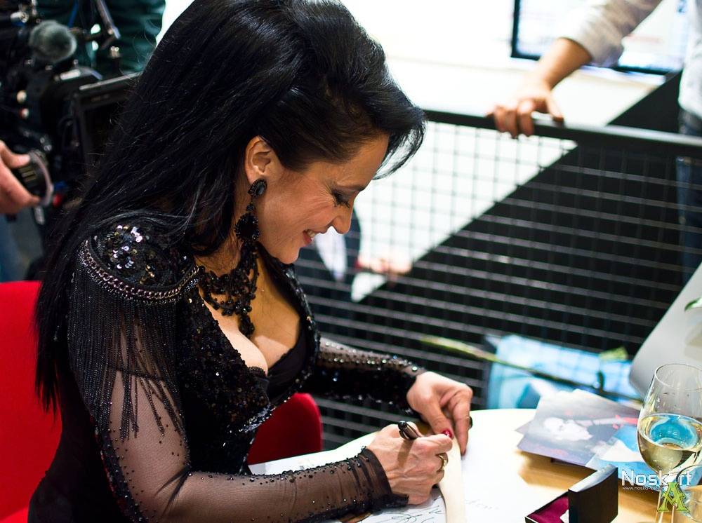 Lucie Bílá rozdávala autogramy v Praze: Podepisovala se vařečka i svatební tenisky