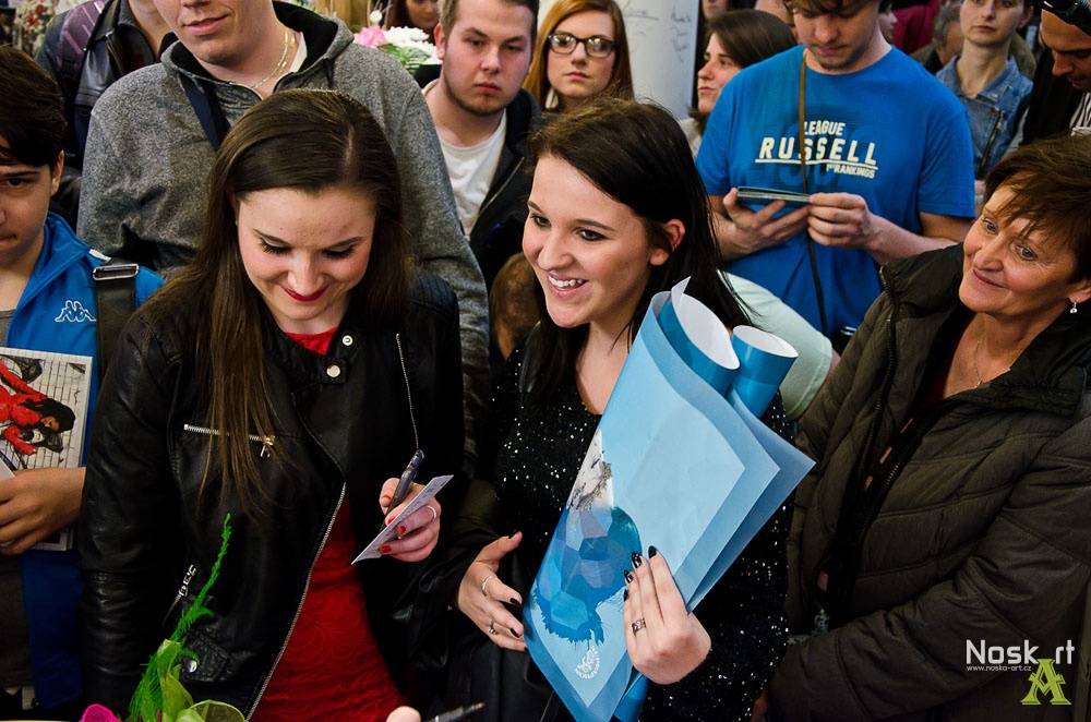 Lucie Bílá rozdávala autogramy v Praze: Podepisovala se vařečka i svatební tenisky