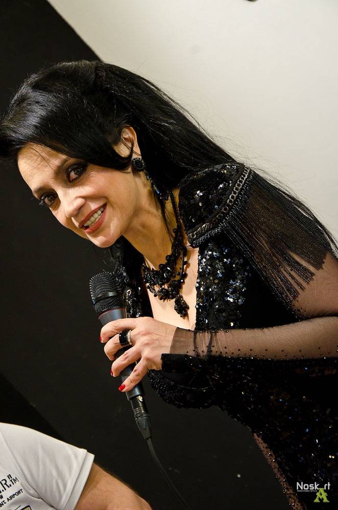 Lucie Bílá rozdávala autogramy v Praze: Podepisovala se vařečka i svatební tenisky