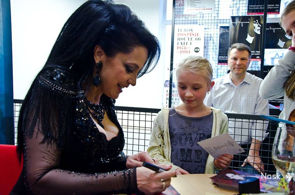 Lucie Bílá rozdávala autogramy v Praze: Podepisovala se vařečka i svatební tenisky